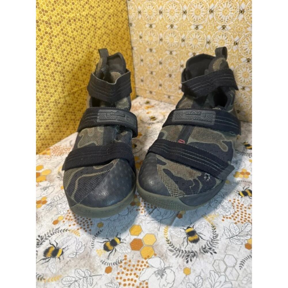 NIKE LEBRON SOLDIER SIZE 6.5 Y